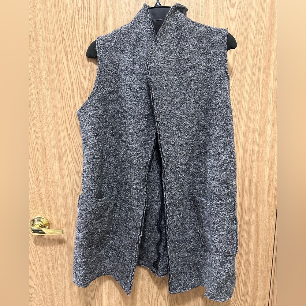 TAHARI Gray Wool Blend Pocket Cozy Sweater
Vest Women’s L